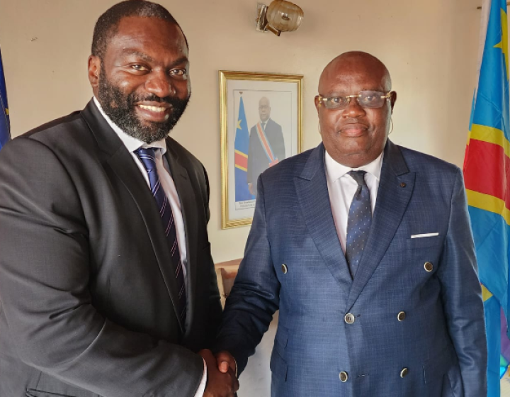 Présentation du Greffier en Chef adjoint international M. Ousman NJIKAM à son Excellence M. Esdras KAMBALE BAHEKWA, Ambassadeur de la République Démocratique du Congo auprès de la République Centrafricaine.