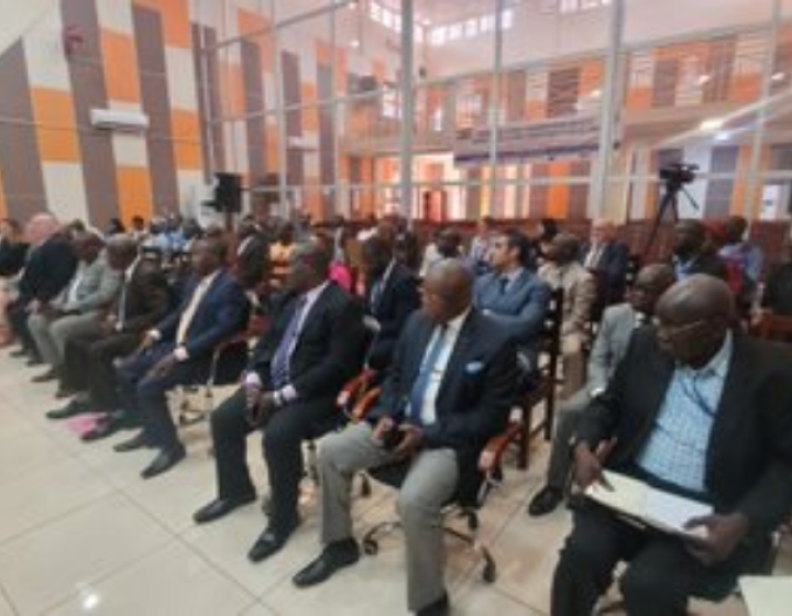 Remise de la loi 23.001 du 9.01.2023 portant renouvellement du mandat de la CPS aux partenaires internationaux et au personnel de la Cour Pénale Spéciale.