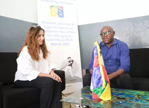 Mme Robla reçu par le Greffier en Chef M.Dieudonné SENEGO